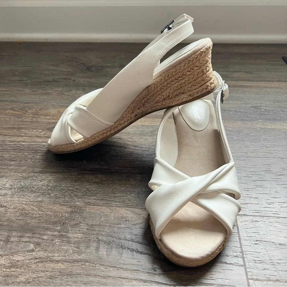 Easy Street Maureen White Faux Leather Open Toe Espadrille Wedge Sandal 8 Wide